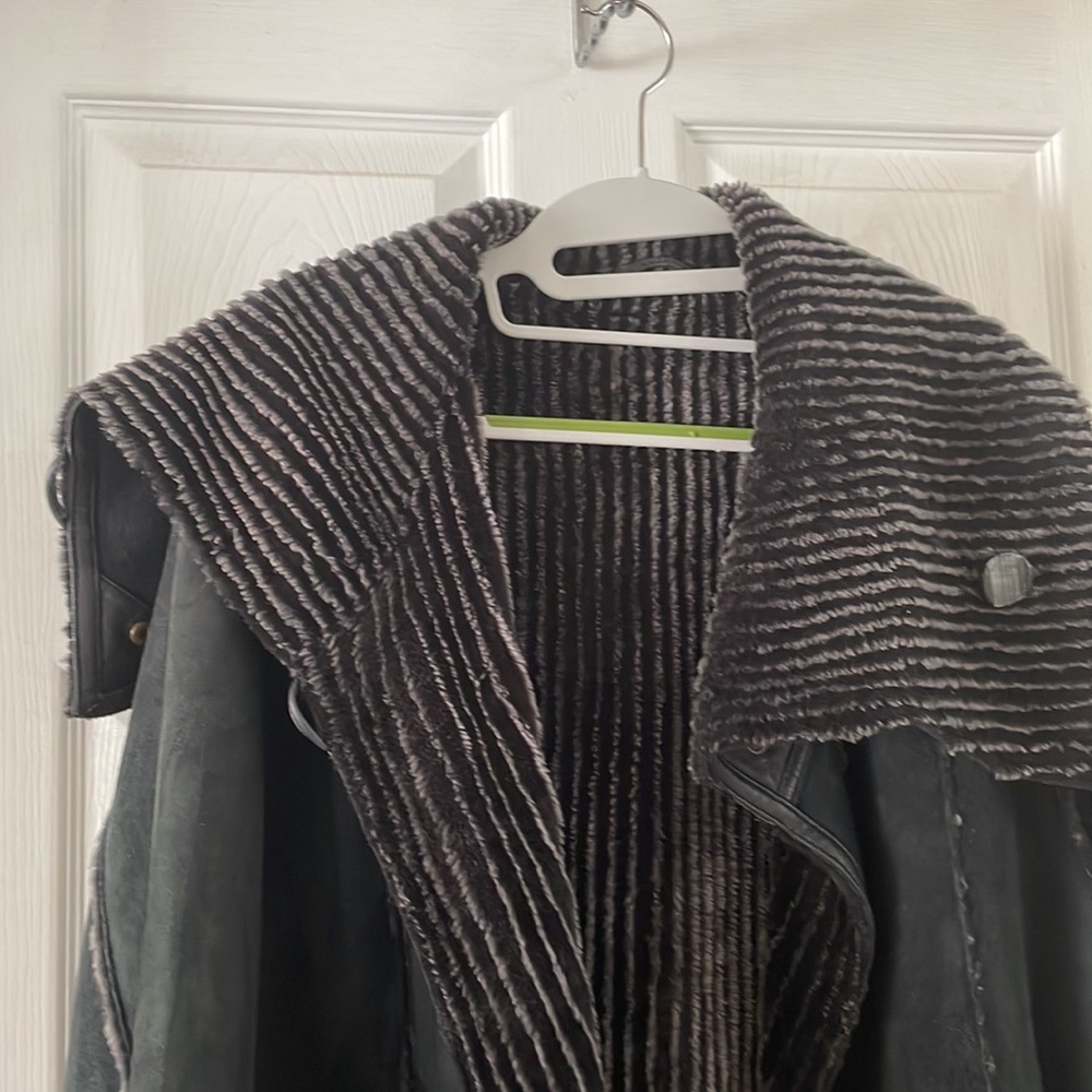 Elegant Coat .Lamb skin. Beautiful cut.Jennifer Lang for KHanna brand/Black gray